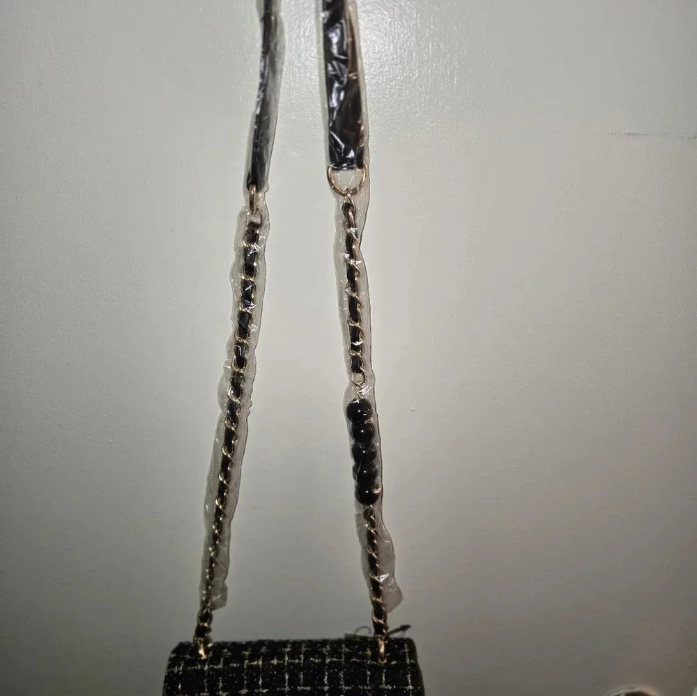 NWT Badgley Mischka Black and gold textured messenger bag - Picture 5 of 8